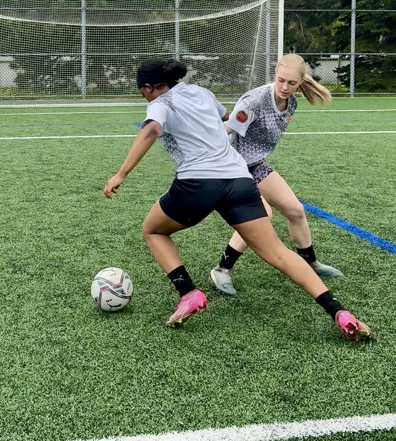 fille qui joue au football